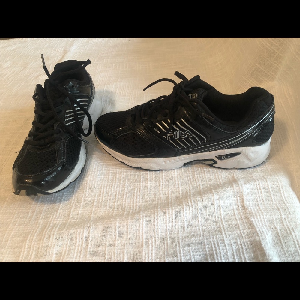 Men’s Fila tennis shoes